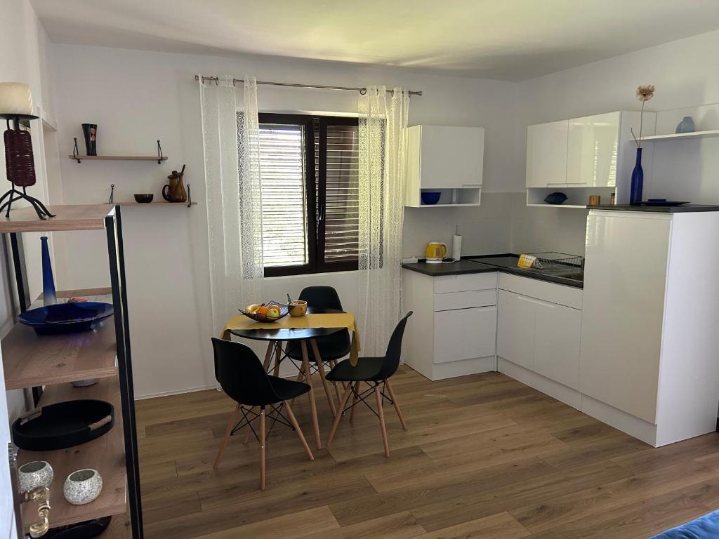 Кухня или мини-кухня в Apartments Luna
