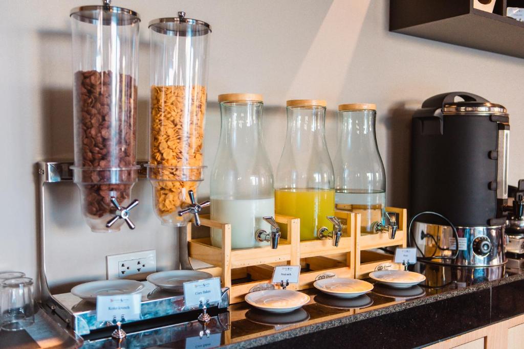 Příslušenství pro přípravu čaje a kávy v ubytování Kana Triple L Hotel Phuket普吉岛卡娜3L酒店
