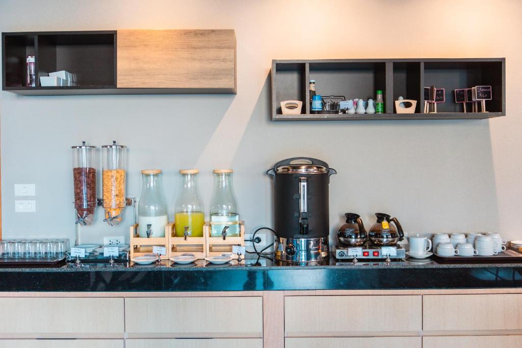 Kuchyň nebo kuchyňský kout v ubytování Kana Triple L Hotel Phuket普吉岛卡娜3L酒店