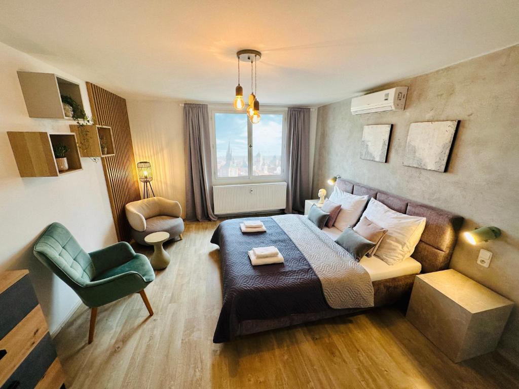 プラハにあるBeautiful Apartment Dlouháのベッド、ソファ、椅子が備わる客室です。