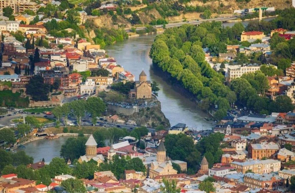 Výhled na řeku, která protéká v blízkosti hostelu