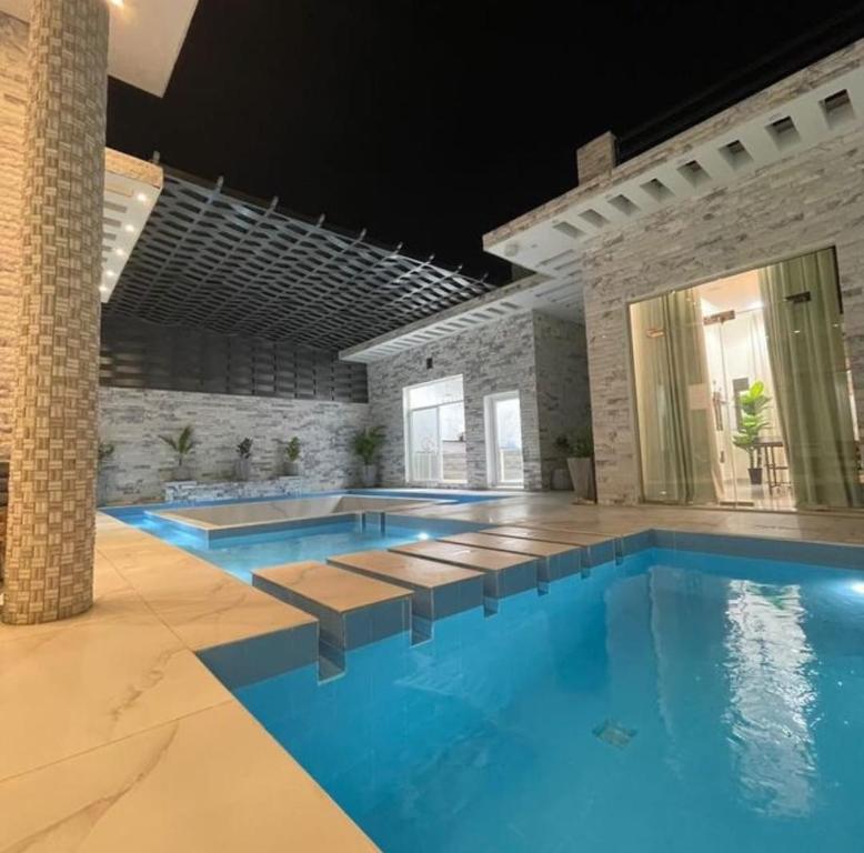 The swimming pool at or close to شاليه الملكيه
