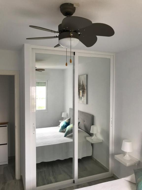Posteľ alebo postele v izbe v ubytovaní Apartamentos Laguna Beach 2