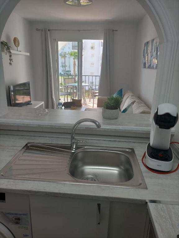 Kuchyňa alebo kuchynka v ubytovaní Apartamentos Laguna Beach 2