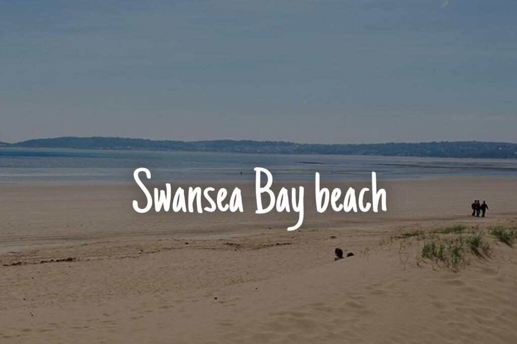 ein Strand mit den Worten Samvasasha Bay Beach in der Unterkunft Large home Swansea in Swansea
