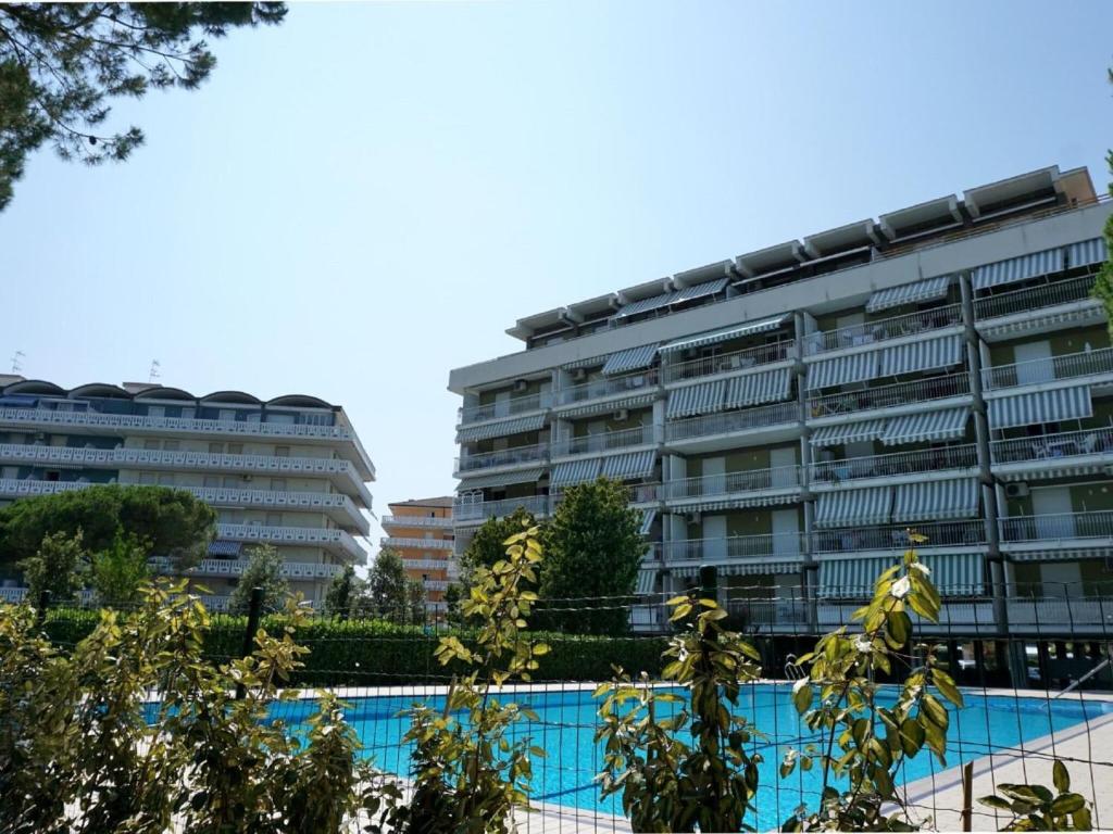 een appartementencomplex voor een zwembad bij Spacious apartment in Porto Santa Margherita with shared pool in Porto Santa Margherita di Caorle