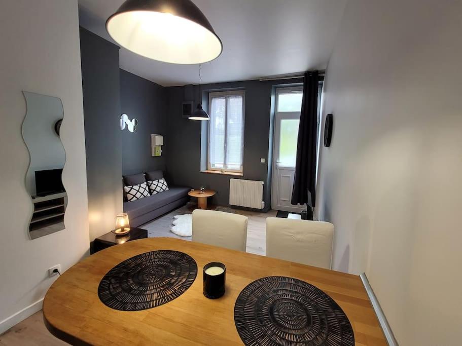 een eetkamer met een tafel en een woonkamer bij studio privé Centre Saint Louis in Montargis