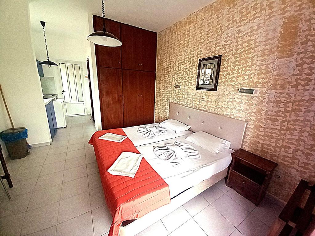 Postel nebo postele na pokoji v ubytování HOLIDAYS STUDIOS & APARTMENTS