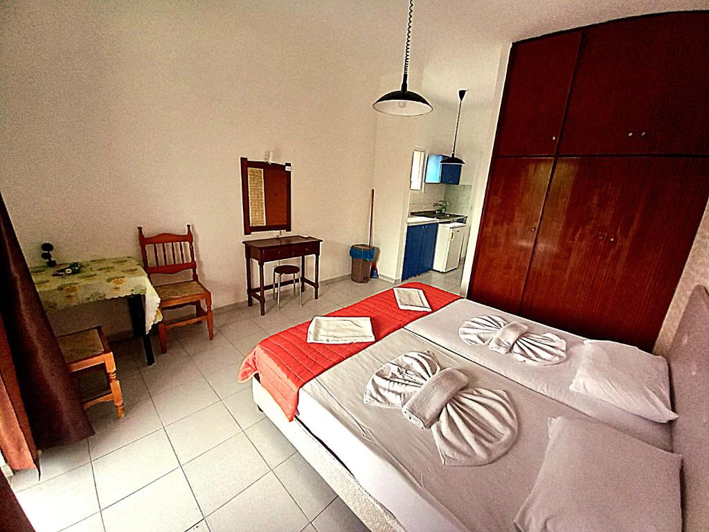 Postel nebo postele na pokoji v ubytování HOLIDAYS STUDIOS & APARTMENTS