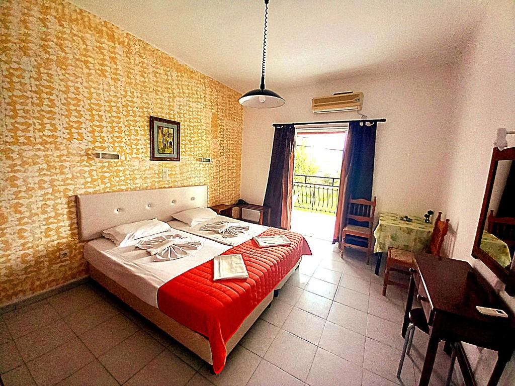 Postel nebo postele na pokoji v ubytování HOLIDAYS STUDIOS & APARTMENTS