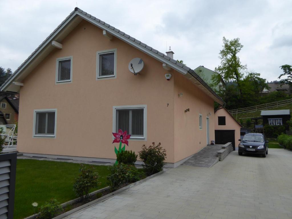 ein Haus mit einem davor geparkt in der Unterkunft Ferienwohnung Brenner in Bruck an der Mur