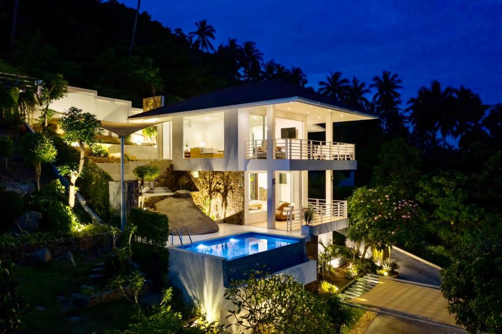 una villa con piscina di notte di PRIVATE POOL VILLA I Sea & Mountain Views - Privacy a Chaweng Noi Beach