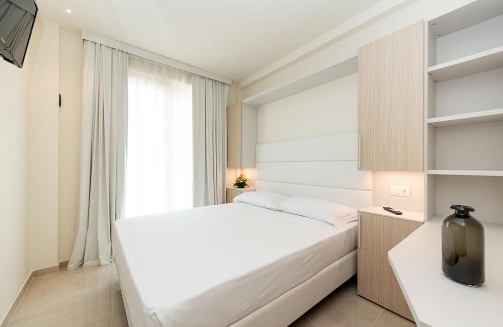 A bed or beds in a room at Hotel Carducci