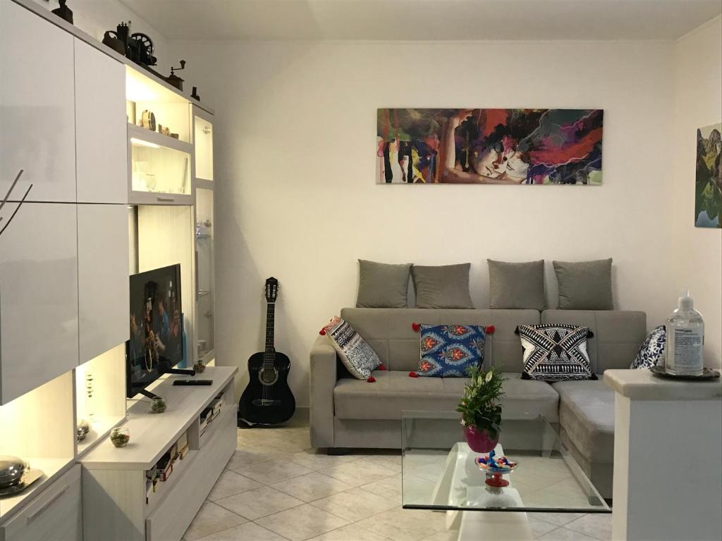 La casa dei ricordi في أكوالاغنا: غرفة معيشة مع أريكة وطاولة