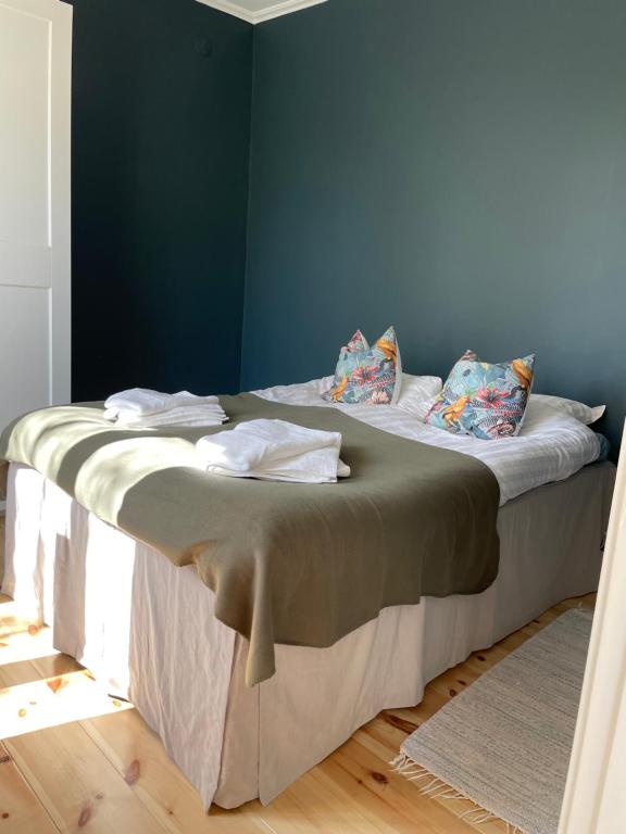 ein Schlafzimmer mit einem großen Bett mit blauen Wänden in der Unterkunft Lägenhet Söder om Landsvägen C in Skivarp