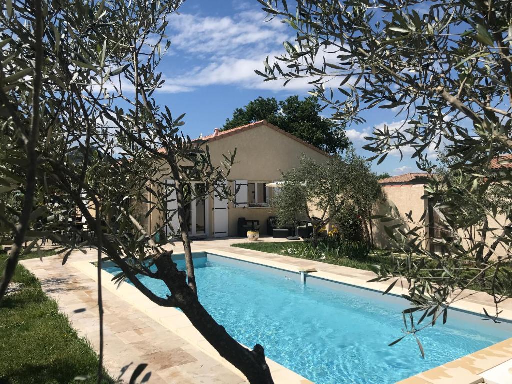 ein Pool vor einem Haus in der Unterkunft Coeurs fidèles in Vallon-Pont-dʼArc