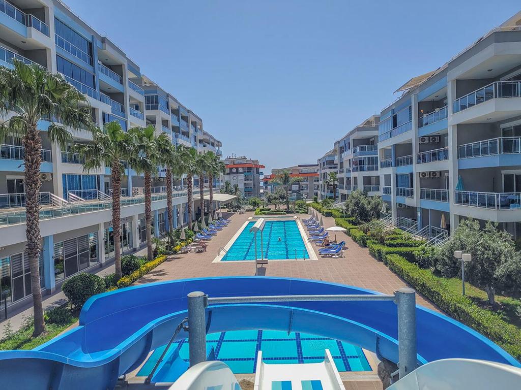 een afbeelding van een zwembad in een resort bij Aura-C10-1BR-luxury-Apt in Çamyolu
