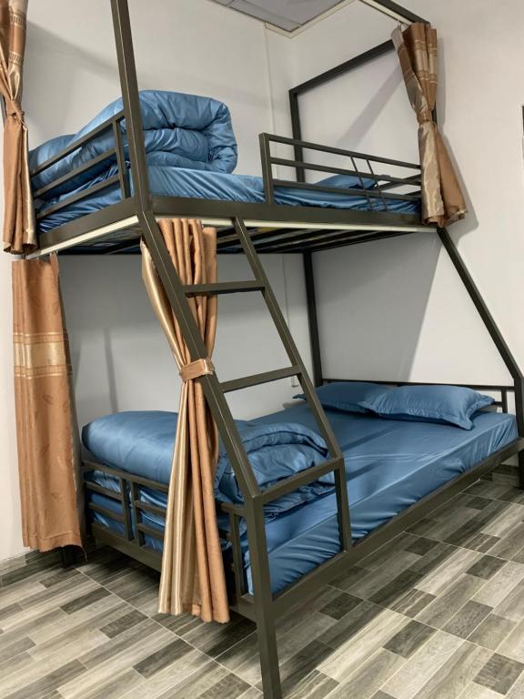 Łóżko piętrowe w pokoju z niebieskimi łóżkami piętrowymi w obiekcie Changi homestay and motobike for rent w mieście Hà Giang
