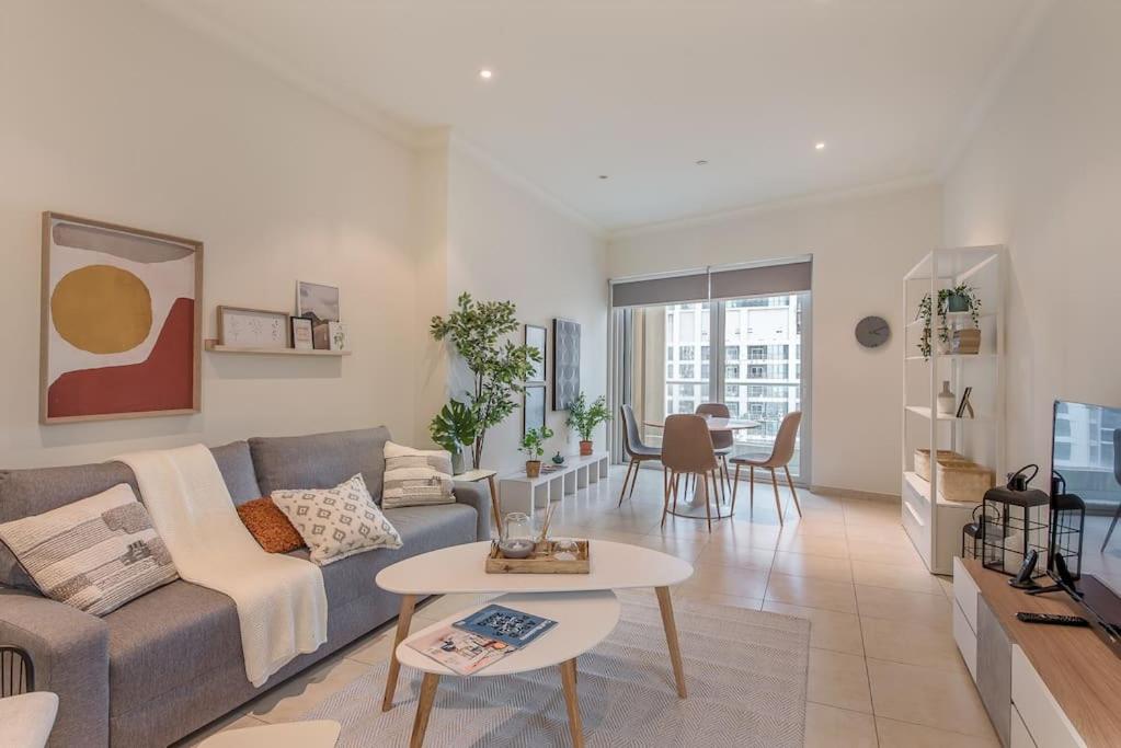 I can sleep 4 & on the Marina!