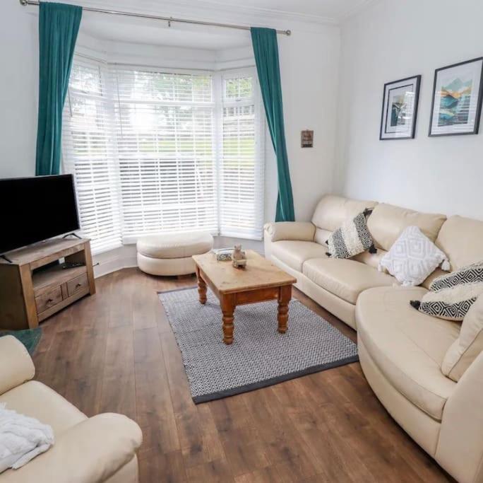 a living room with two couches and a coffee table at CoastGuard Cottage 3 Bed House Pet Friendly, Close to Spurn Contractors Welcome in Hull