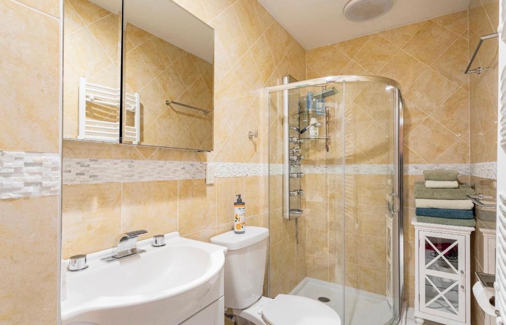 y baño con aseo, lavabo y ducha. en Villa Verde B&B, bsm, Greenwood Lake, NY, en Monroe