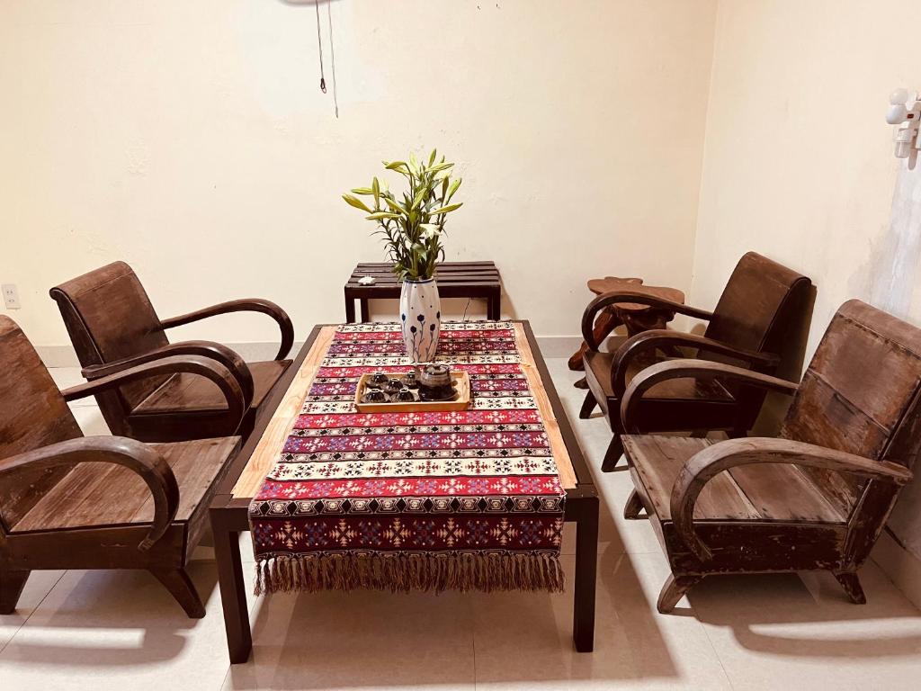 Khu vực ghế ngồi tại Maison Vu Tri Vien