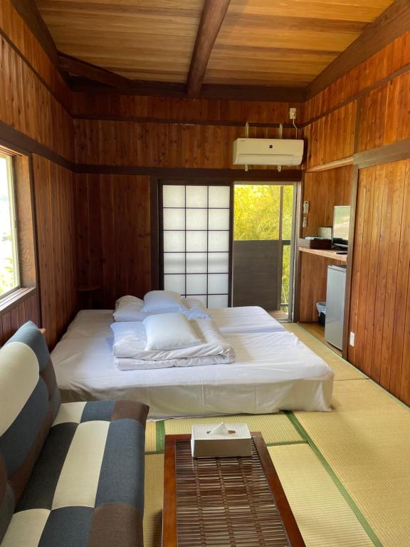 Een bed of bedden in een kamer bij 旅館 竹屋 Takeya