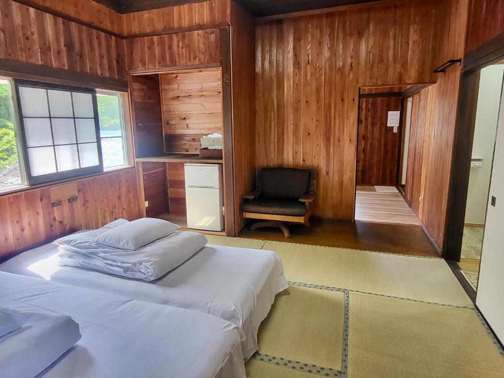 Een bed of bedden in een kamer bij 旅館 竹屋 Takeya