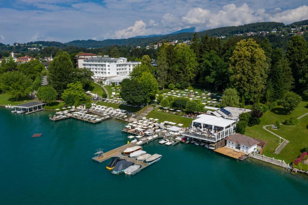 una vista aérea de un puerto deportivo con barcos en el agua en Seehotel Europa, en Velden am Wörthersee