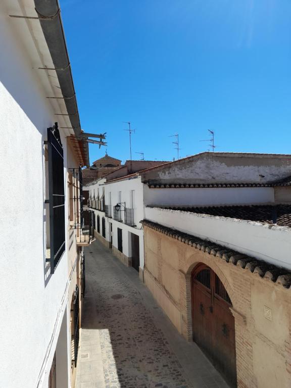 une allée entre deux bâtiments d'une ville dans l'établissement Magdeleine Village, à Almagro