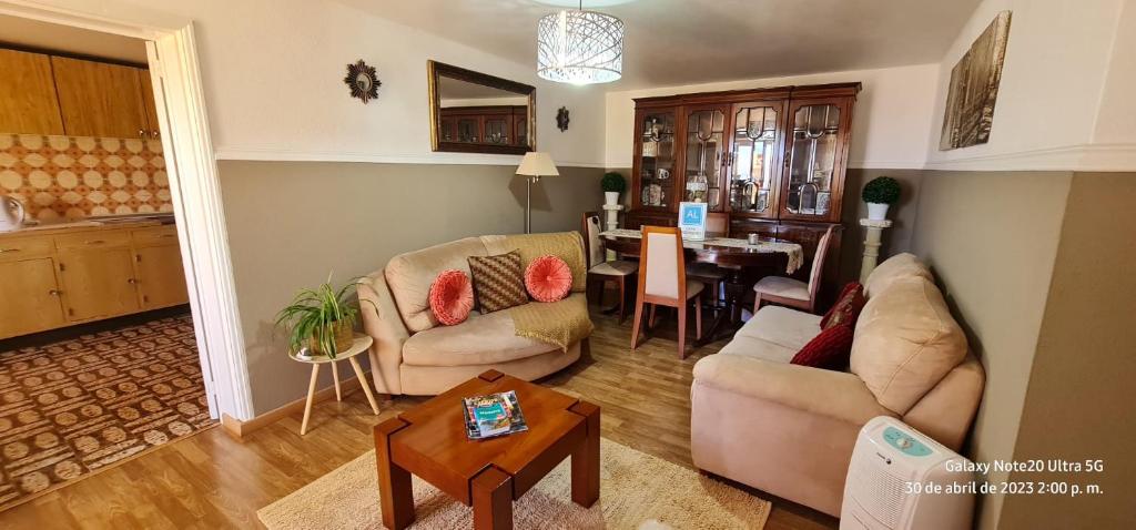 een woonkamer met 2 banken en een eetkamer bij CASA RIBEIRINHO No Coração da Natureza in Pedregal