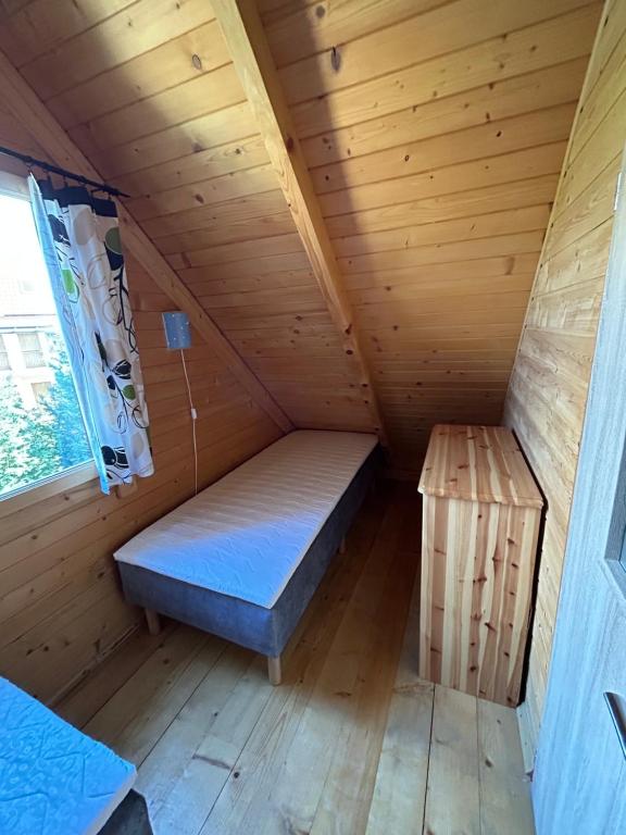 Posteľ alebo postele v izbe v ubytovaní La Jolla Domki Drewniane