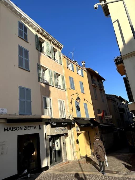 osoba idąca ulicą przed budynkiem w obiekcie Appartement Centre ville, Cannes le Suquet w Cannes