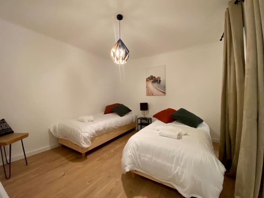 sypialnia z 2 łóżkami i lampką w obiekcie Appartement Centre ville, Cannes le Suquet w Cannes