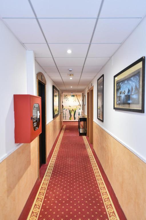 Televízia a/alebo spoločenská miestnosť v ubytovaní Hotel Okinawa