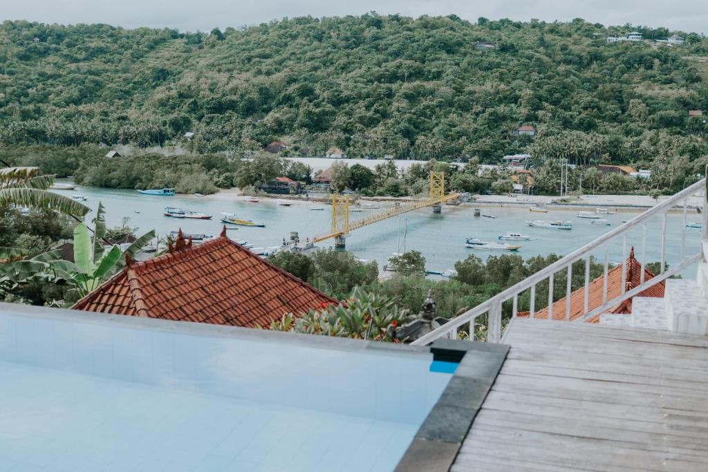widok na rzekę z basenu w obiekcie Lanussa Hill Villa w mieście Nusa Lembongan