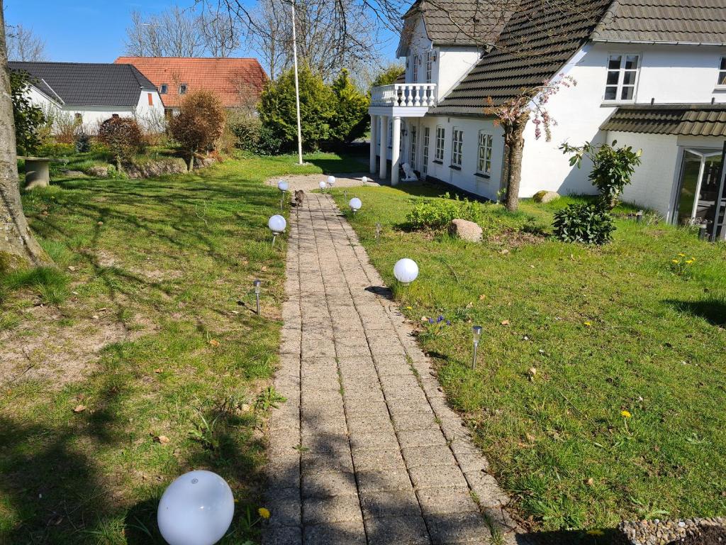 En hage utenfor Trandafir Guesthouse