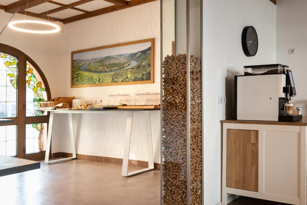 Kuchyň nebo kuchyňský kout v ubytování Moselweingut & Gästehaus Hubertushof