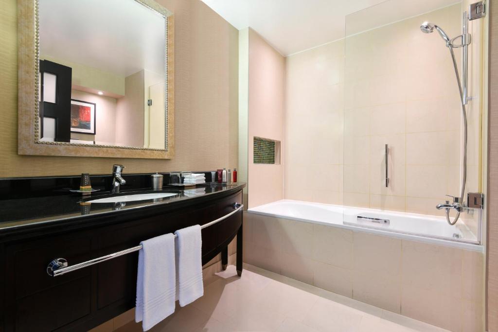 Koupelna v ubytování Marriott Marquis City Center Doha Hotel