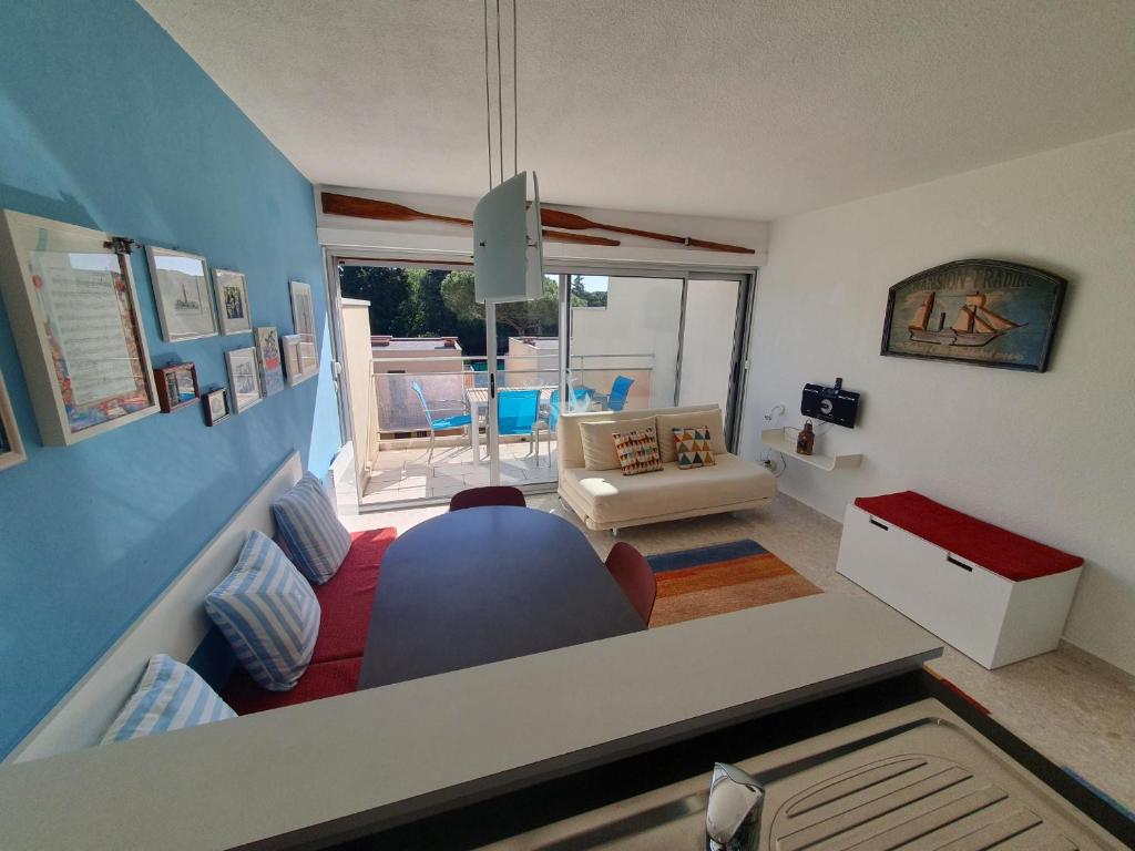 uma sala de estar com um sofá e uma mesa em SEA SIDE em Mandelieu-la-Napoule