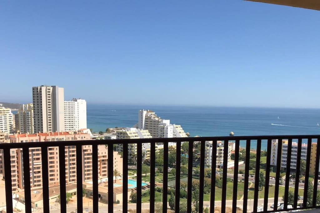 un balcone con vista sull'oceano e sugli edifici di Clube Praia Mar Portimão - Apartamento a 200 mts da Praia a Portimão