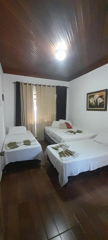 a hotel room with two beds in a room at Hostel Néli in Aparecida
