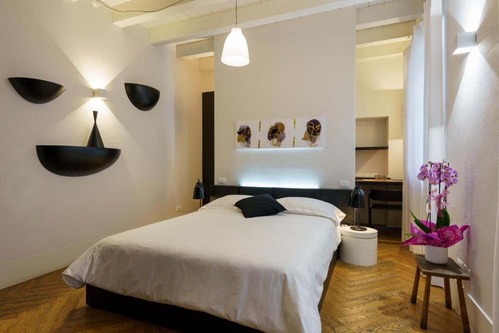 1 dormitorio con 1 cama y pared en blanco y negro en IL CANTUN, en Monforte dʼAlba