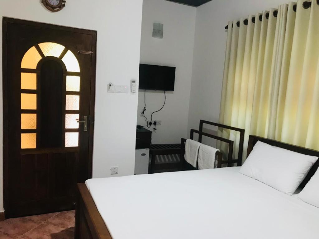 Postel nebo postele na pokoji v ubytování Langama Thena - ළඟම තැන