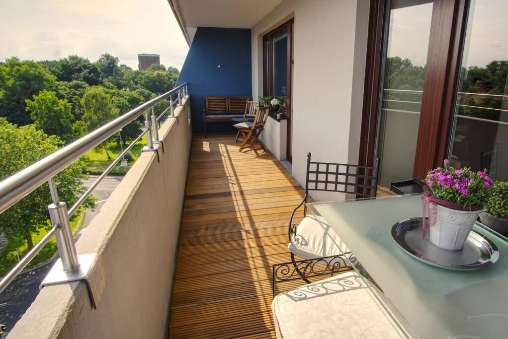 a balcony with a table and flowers on it at Ferienwohnung mit herrlichem Ausblick meerwärts in Wilhelmshaven