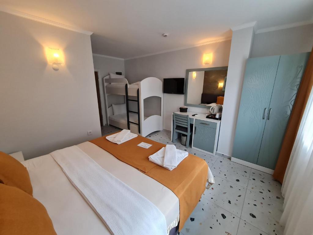 Tonoz Beach Hotel - 1