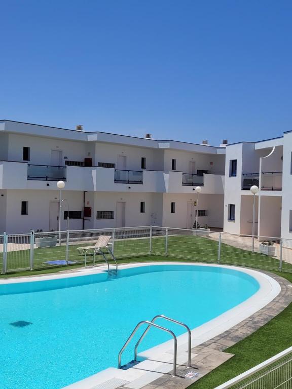 ein Schwimmbad vor einem Gebäude in der Unterkunft Casa Nalu - Costa Calma Sun & Pool in Costa Calma