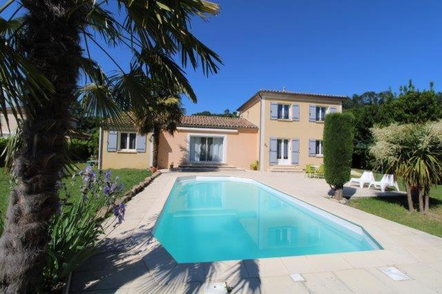 duży niebieski basen przed domem w obiekcie Gîte « les rives de l’Ardèche » w mieście Ucel