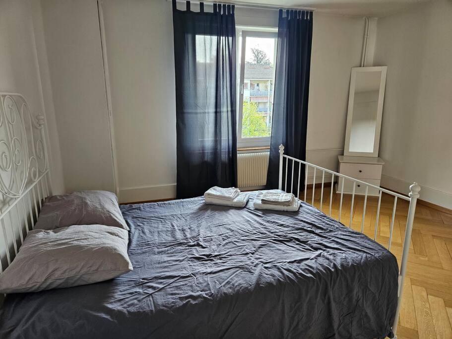 Ένα ή περισσότερα κρεβάτια σε δωμάτιο στο Apartment In Capital, Sleep Four