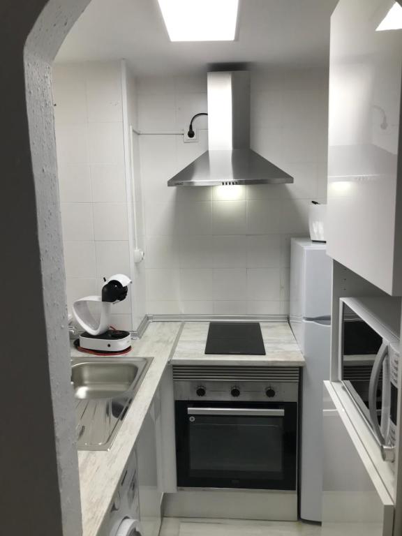 Kuchyňa alebo kuchynka v ubytovaní Apartamentos Laguna Beach 2